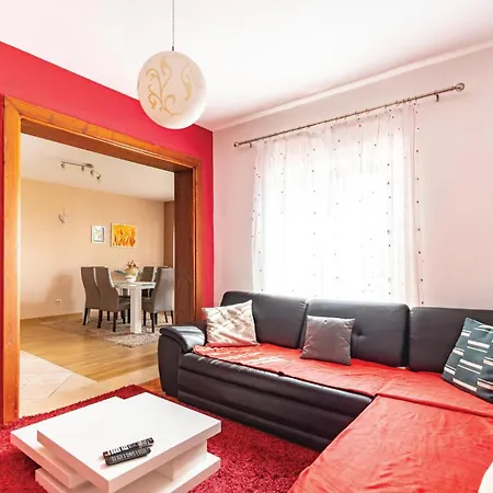 2 Bedroom Stunning In Lägenhet