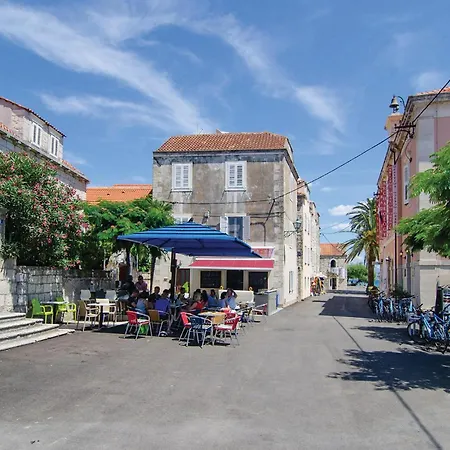 2 Bedroom Stunning In *