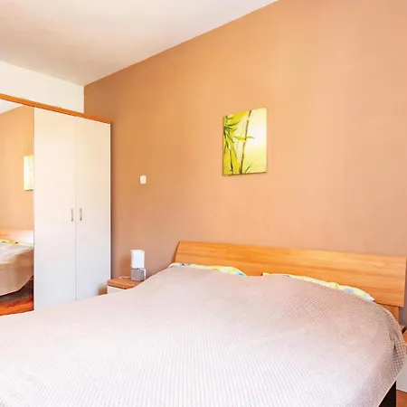 2 Bedroom Stunning In Lägenhet Orebić